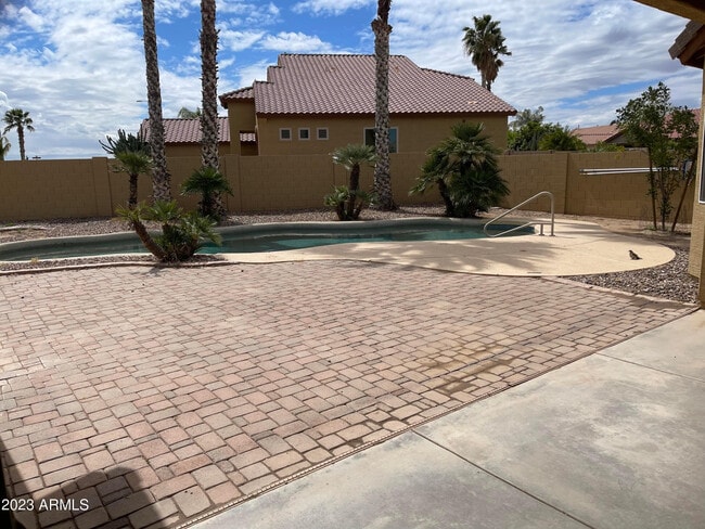 Building Photo - 2619 E Hazeltine Way