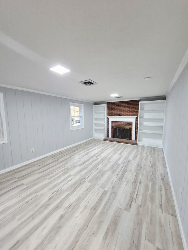 Building Photo - 2402 Fon Du Lac Rd