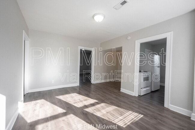 Building Photo - 5045 E 10th St