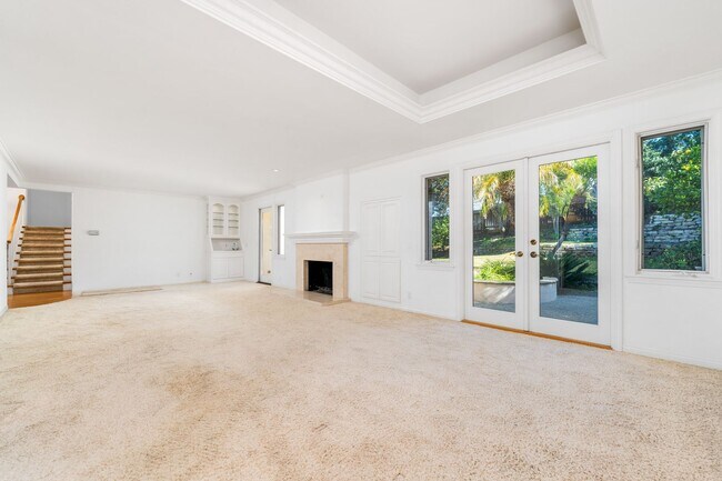 Building Photo - Spacious Two-Story 5 BD/3 BA Home in Desirable East Bluff Neighborhood