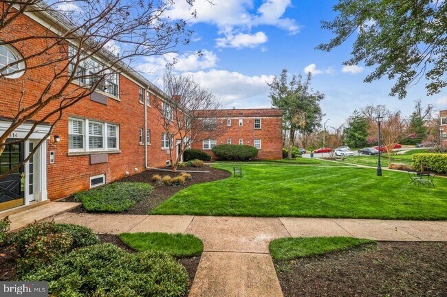 Building Photo - 1812 W Abingdon Dr