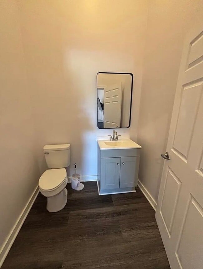 Building Photo - Large 4 Bedroom 4 bath house