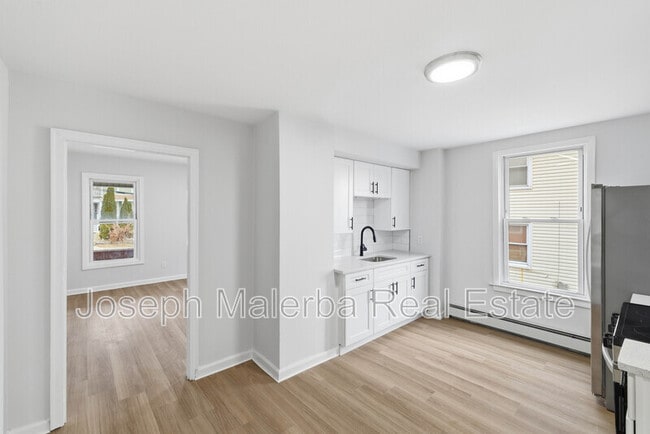 Building Photo - 848 Bank St