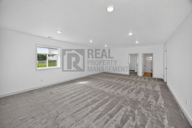 Building Photo - 8914 Hickory Dr