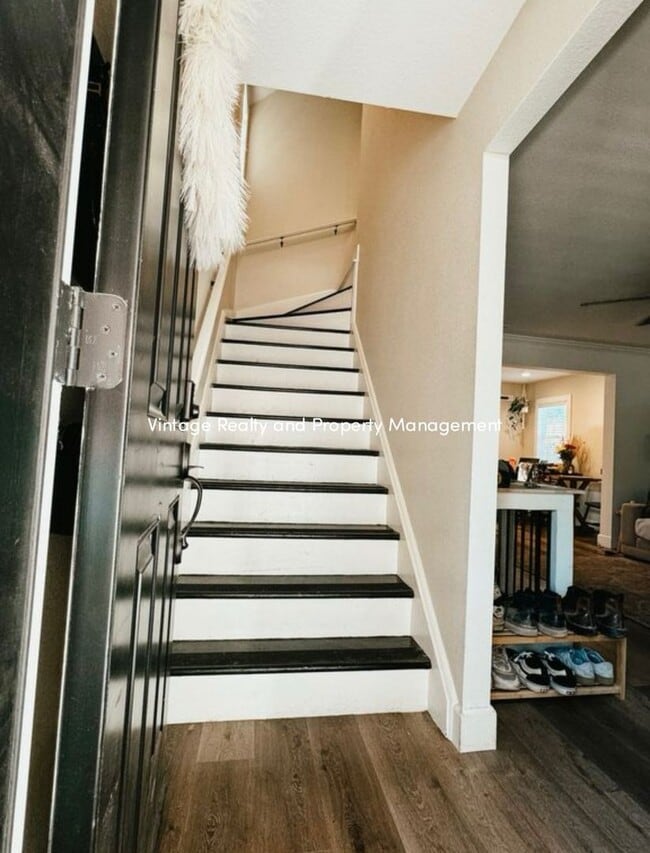Building Photo - Available Soon! Charming Updated 2 Bed / 2...