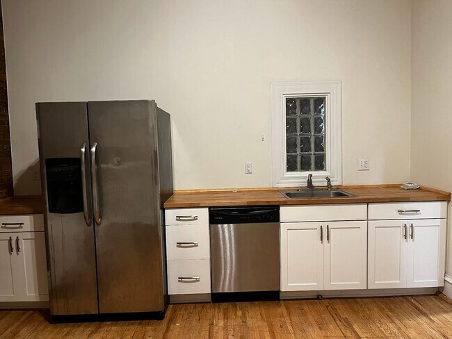 Building Photo - 2120 E Carson St