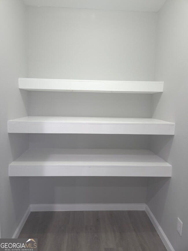 Building Photo - 401 E 7th St