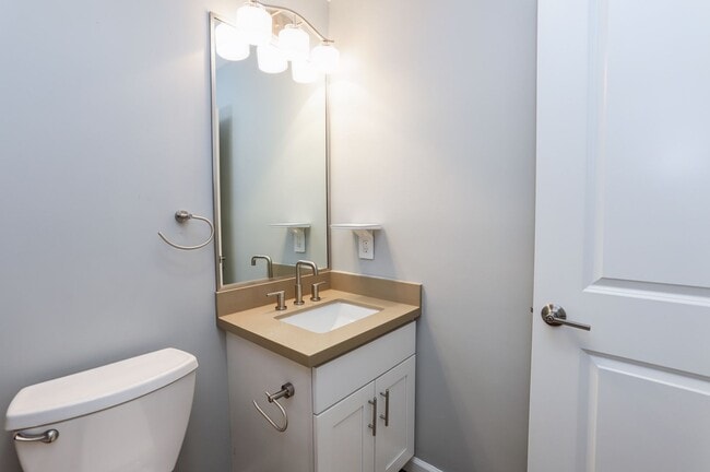 Building Photo - 4 Bed / 2 Bath Updated Redwood City Home w...