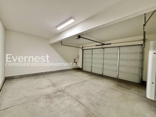 Building Photo - 4 Bed/3 Bath Home with Fenced Yard & Garage / Vouchers Accepted / Available Now!