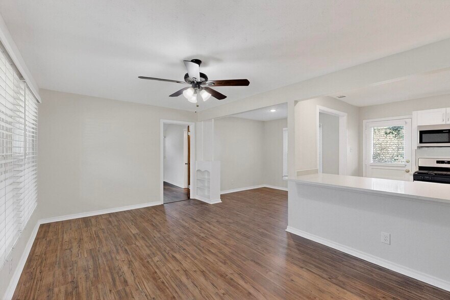 Building Photo - 2207 Housley Dr