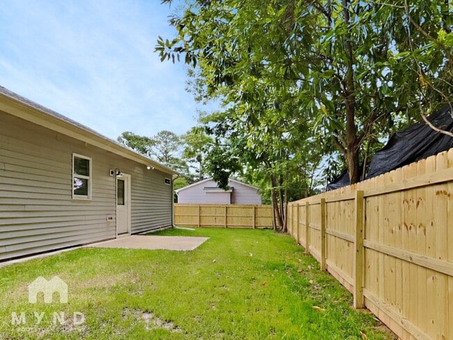 Building Photo - 420 E Cedar Ave