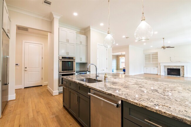 Building Photo - 1507 Martin St
