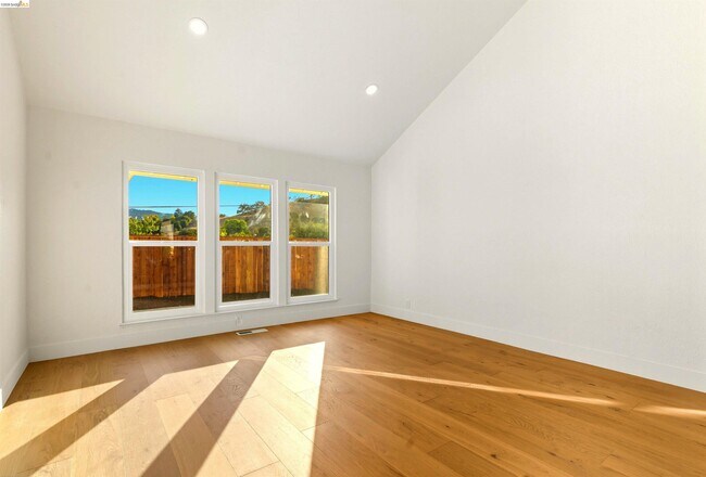 Building Photo - 11 Paddock Ct