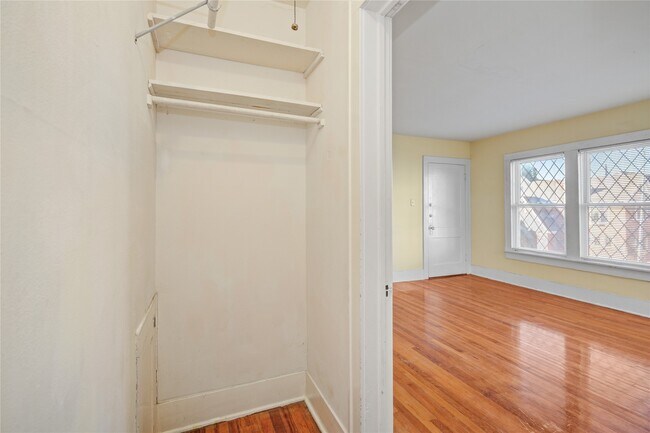 Building Photo - 401 W Clay St