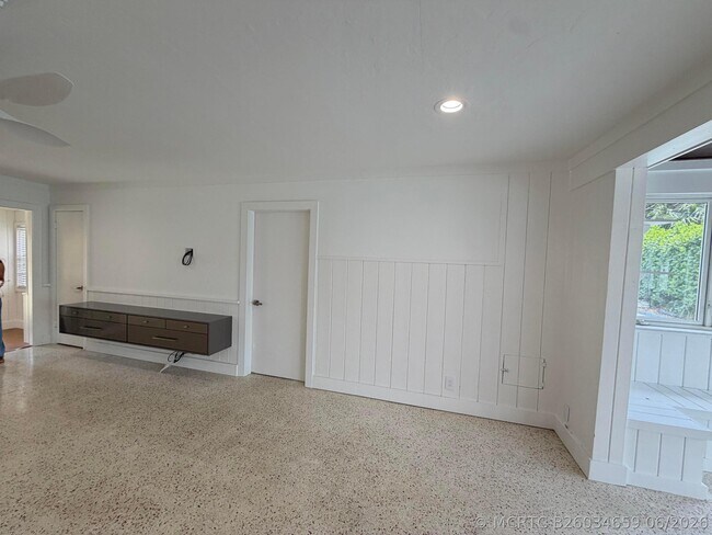 Building Photo - 204 S Seacrest Cir