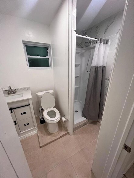 Building Photo - 824 SW 12th Ct