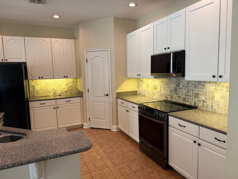 Building Photo - 7530 Colbury Ave