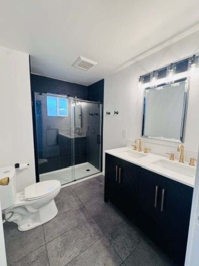 Building Photo - Completely Remodeled 3 Bedroom with Amazin...