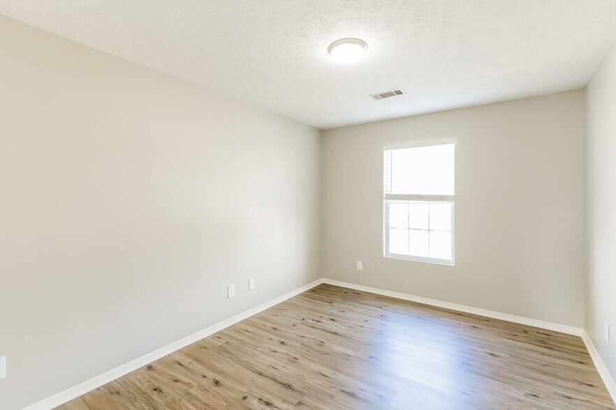 Building Photo - 2803 Creekbend Dr