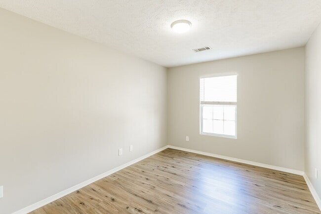 Building Photo - 2803 Creekbend Dr