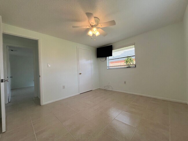 Building Photo - ** Annual ** 2 Bed / 2 Bath ** Single Fami...