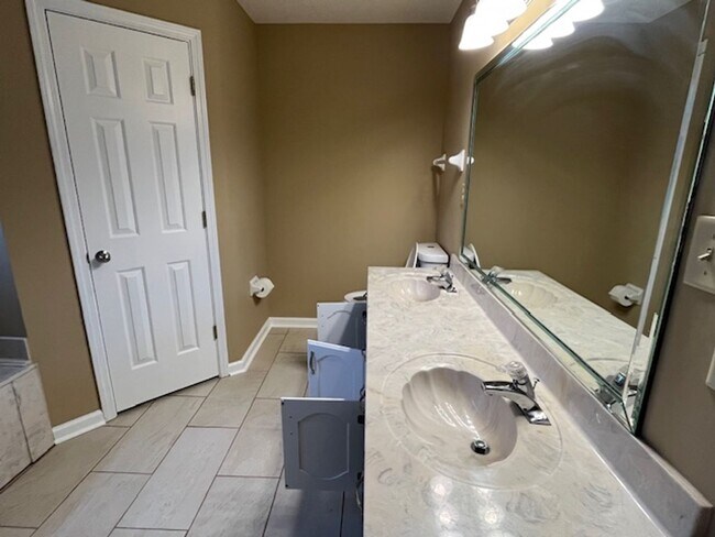 Building Photo - Renovated 3 Bedroom 2 Bath Home with 2 Car Garage for Rent!!