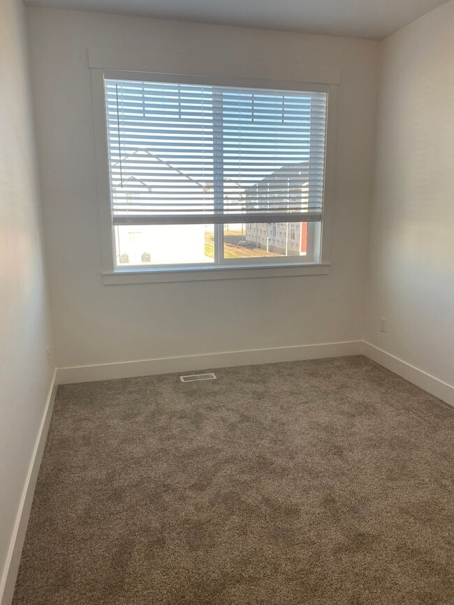 Building Photo - 3 bed 1 additional office space and 2.5 ba...