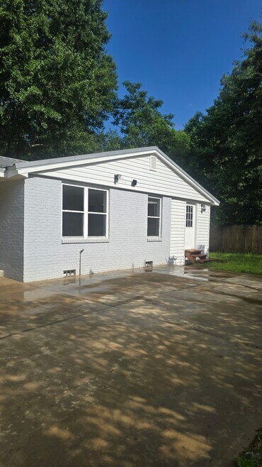 Building Photo - 202 Law Ave