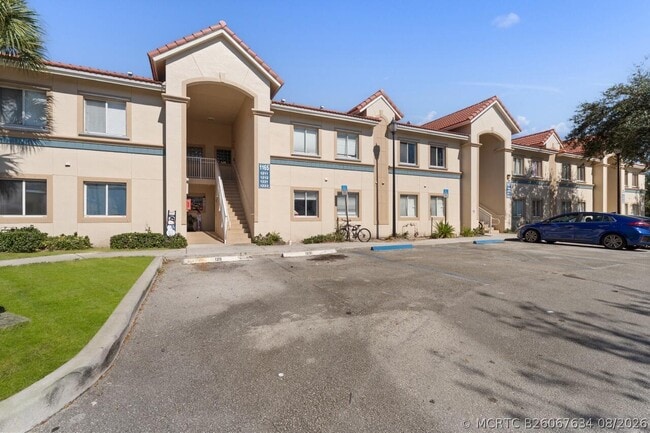 Building Photo - 1165 Golden Lakes Blvd
