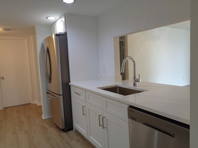 Building Photo - 950 Lavers Cir