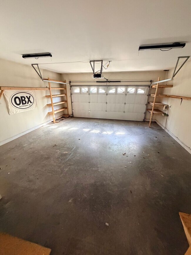 Building Photo - Spacious 3 Bed, 3.5 Bath Home - Convenient Mars Hill Location