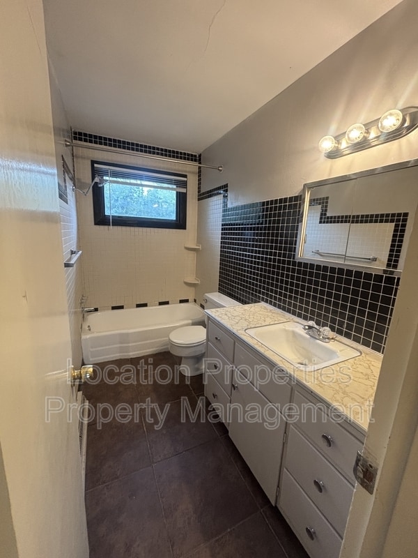 Building Photo - 2127 Mitchell St