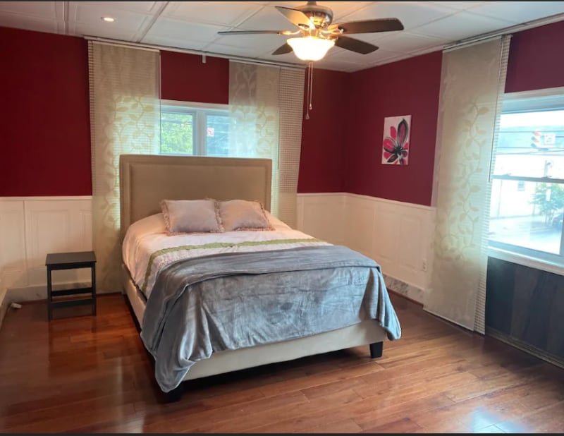 Building Photo - 1000 Queen St