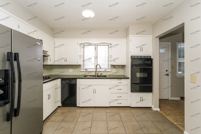 Building Photo - 287 Selden Ave