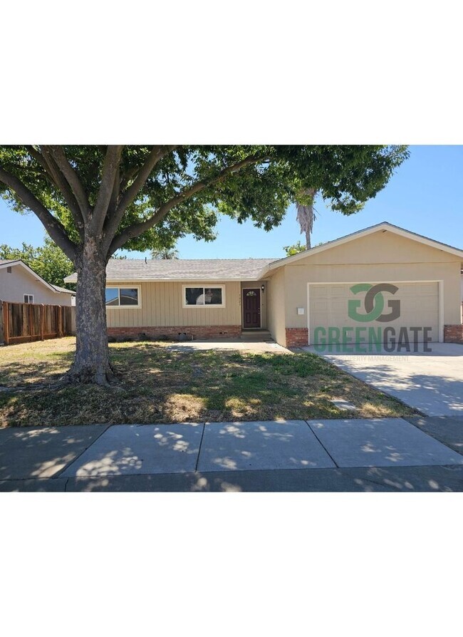 Building Photo - 3 BEDROOM 2 BATH HOME MOVE IN READY IN MOD...