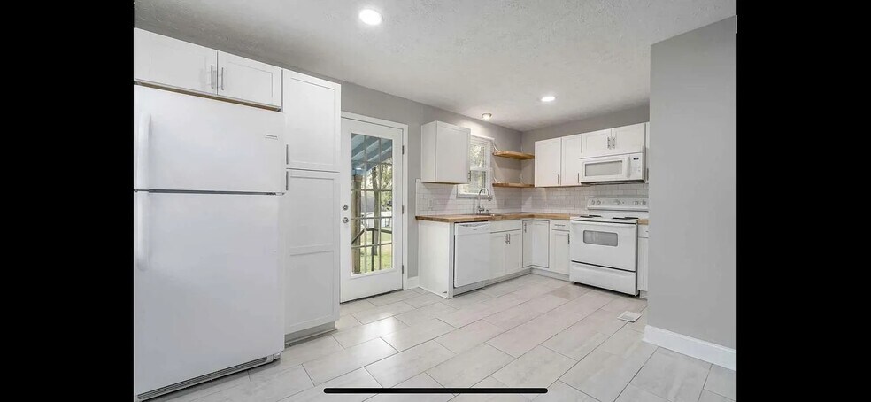 Building Photo - 2929 Teakwood Dr