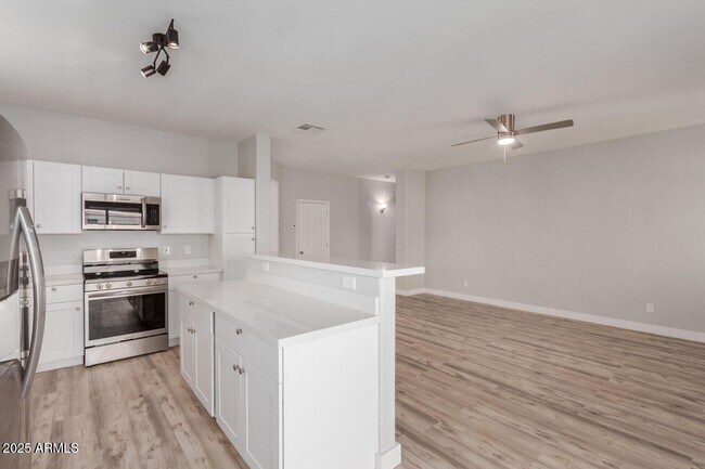 Building Photo - 9518 W Minnezona Ave
