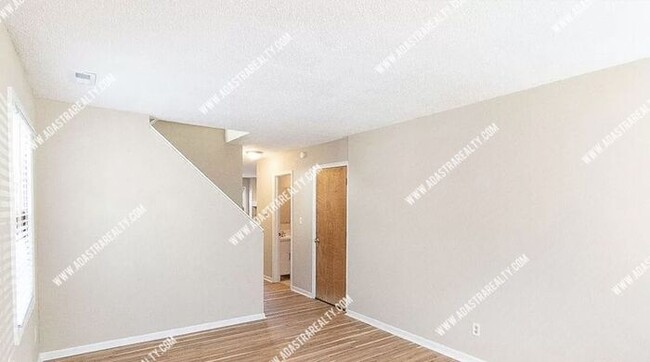 Building Photo - Beautiful and Spacious Townhome in LAWRENC...