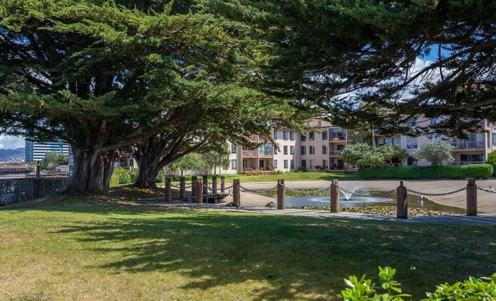 Building Photo - 6 Commodore Dr