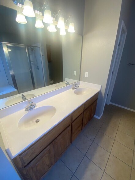 Building Photo - 14445 Timberdale Dr