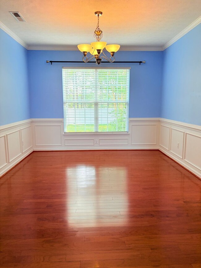 Building Photo - Large Spacious Home With Fully Fenced In Y...