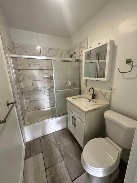 Building Photo - 731 W 99th St