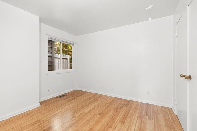 Building Photo - 6780 SW Canyon Terrace