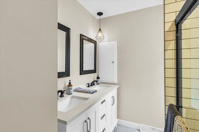 Building Photo - Renovated Ranch home in Champaign - AVAILA...