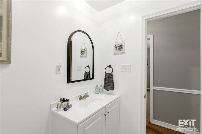 Building Photo - Beautiful Fully Furnished 3 Bed, 2 Bath Ho...