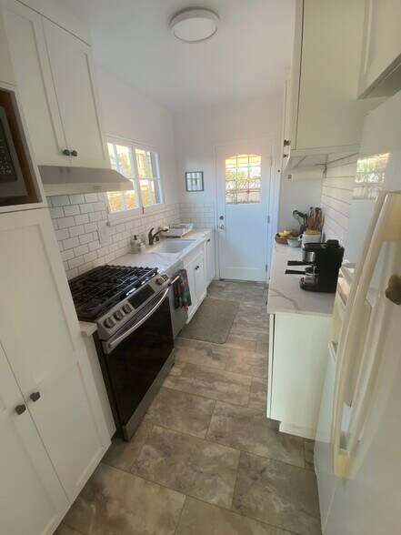 Fully outfitted galley kitchen - 112 19th St