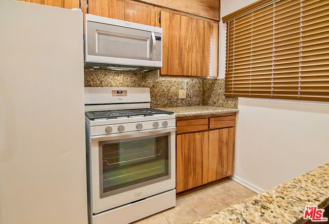 Building Photo - 1071 Cloverdale Ave