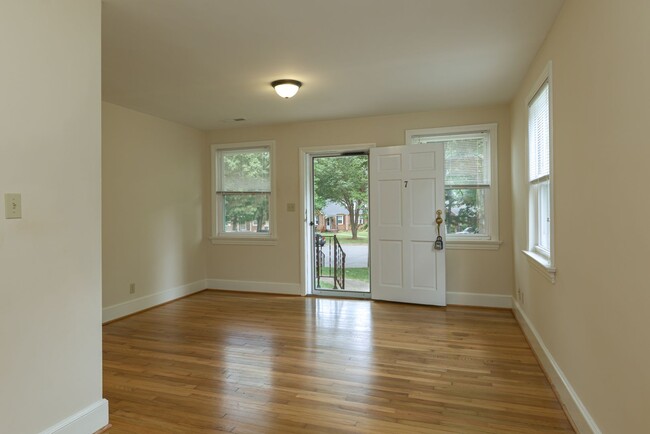 Building Photo - Charming Irving Park Duplex updated 2 bedr...