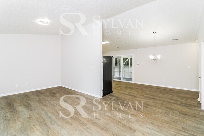 Building Photo - Enjoy the good life in this 3 BR, 2 BA ran...