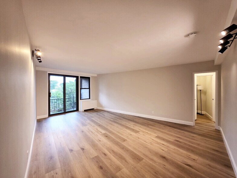 Building Photo - 2400 Hudson Terrace